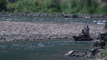 Susan Damante, Hollye Holmes, and Robert Logan in The Adventures of the Wilderness Family (1975)