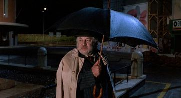 Paolo Villaggio in The Voice of the Moon (1990)