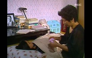 So-Young Ko and Hye-ja Kim in Mother's Sea (1993)