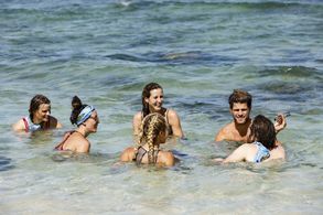 Elizabeth Olson, Gabby Pascuzzi, Alison Raybould, and Alec Merlino in Survivor (2000)