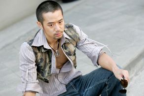 Jeong-myeong Cheon in Fashion 70's (2005)