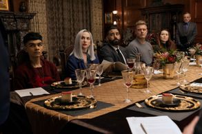 Mark Hamill, Sauriyan Sapkota, Samantha Sloyan, Kate Siegel, Matt Biedel, and Rahul Kohli in The Fall of the House of Us