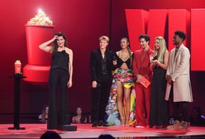 Kevin Mazur, Kathryn Hahn, Madelyn Cline, J.D., Madison Bailey, Chase Stokes, and Rudy Pankow at an event for 2021 MTV M