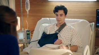 Jane Leeves and Paul Skye Lehrman in The Resident (2018)