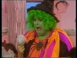 Carol Lee Scott in Emu's World (1982)