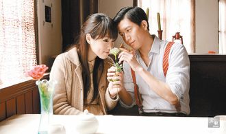 Morning Tzu-Yi Mo and Julianne Chu in Jiong ien sen (2011)