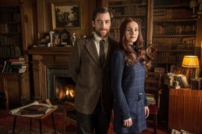 Richard Rankin and Sophie Skelton in Outlander (2014)