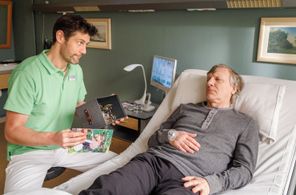 Lutz Blochberger and Michael Raphael Klein in In aller Freundschaft: Aus der Bahn geworfen (2022)