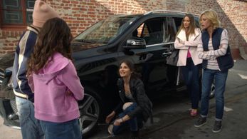 Sofía Vergara, Julie Bowen, Lindsey Kraft, and Aubrey Anderson-Emmons in Modern Family (2009)