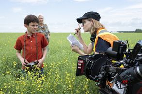Still of Duncan Joiner, Jane Alexander, and Director Jodie Foster in Tales from the Loop
