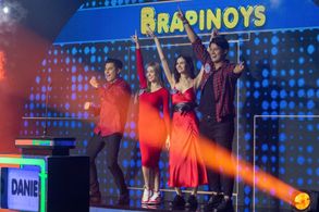 Vivi Negrini, Daiana Menezes, Daniel Matsunaga, and Fabio Ide in Family Feud Philippines (2022)