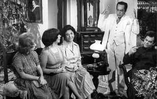 Ana Ariel, Rogério Fróes, Paulo Gracindo, Kleber Macedo, and Dirce Migliaccio in O Bem-Amado (1980)