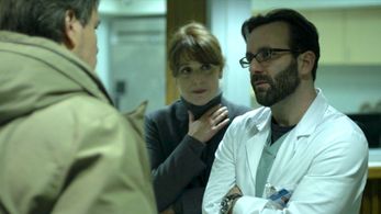 Matt Damon, Mary Jo Faraci, and Stef Tovar in Contagion (2011)