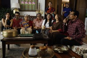 Raj Babbar, Ayesha Jhulka, Atul Kulkarni, Ratna Pathak Shah, Meenal Sahu, Raunaq Kamdar, Swati Das, Sanah Kapoor, and Fa