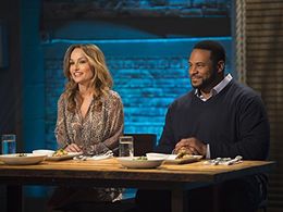 Jerome Bettis and Giada De Laurentiis in Beat Bobby Flay (2013)