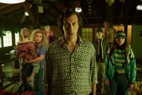 May Nivola, Greta Gerwig, Adam Driver, Raffey Cassidy, Heinrich, and Sam Nivola in White Noise (2022)