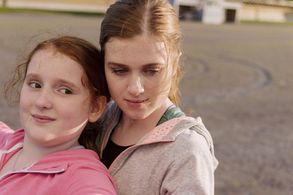 Amy Deasismont with Rebecka Josephson in ”My skinny sister”
