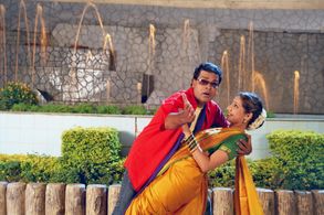 Bharat Jadhav and Madhura Velankar in Khabardar (2005)