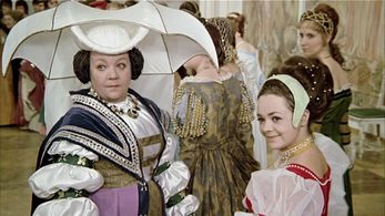 Carola Braunbock and Dana Hlavácová in Three Wishes for Cinderella (1973)