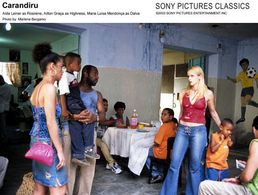 Aida Leiner, Maria Luísa Mendonça, and Ailton Graça in Carandiru (2003)