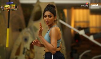 Sana Khan in Fear Factor: Khatron Ke Khiladi: Shweta gets buried with snakes (2021)