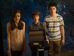 Ashley Boettcher, Sloane Morgan Siegel, and Drew Justice in Gortimer Gibbon's Life on Normal Street (2014)