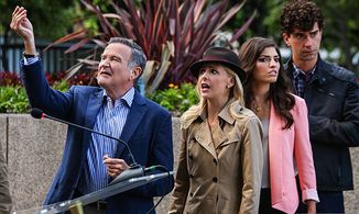 Robin Williams, Sarah Michelle Gellar, Hamish Linklater, and Amanda Setton in The Crazy Ones (2013)