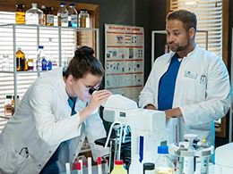 Mike Adler and Tilman Pörzgen in In aller Freundschaft - Die jungen Ärzte: Versteckte Gefahr (2019)