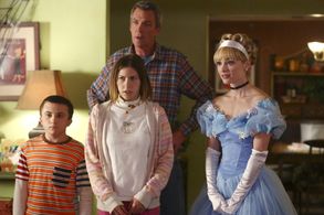 Neil Flynn, Eden Sher, Atticus Shaffer, and Greer Grammer in The Middle (2009)