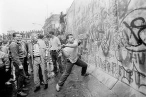 Robert Gustafsson in The 100 Year-Old Man Who Climbed Out the Window and Disappeared (2013)