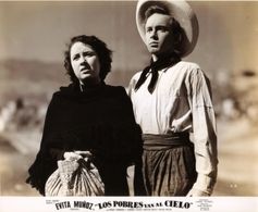 Freddy Fernández and Evita Muñoz 'Chachita' in Los pobres siempre van al cielo (1951)
