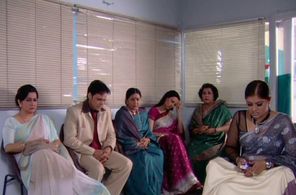 Sudha Chandran, Nandita Thakur, Yash Tonk, and Gauri Tonk in Kaahin Kissii Roz: Episode #1.436 (2003)