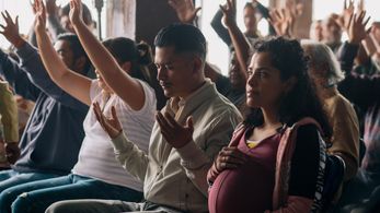 Harold Torres and Claudia Pineda in ZeroZeroZero (2019)