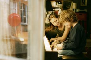 Anna Sigalevitch and Simon Iteanu in Flight of the Red Balloon (2007)
