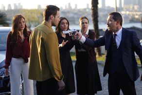 Fikret Kuskan, Mine Tugay, Deniz Ugur, Ozan Dolunay, and Sera Kutlubey in Zalim Istanbul: Kimseye Söyleme (2019)