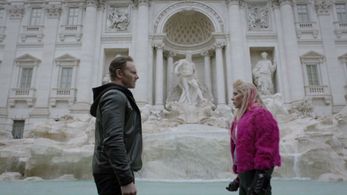 Tara Reid and Ian Ziering in Sharknado 5: Global Swarming (2017)