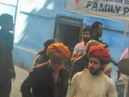 Sanjay Mishra and Emraan Hashmi in Baadshaho (2017)