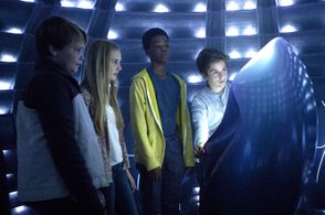 Reese Hartwig, Ella Wahlestedt, Astro, and Teo Halm in Earth to Echo (2014)