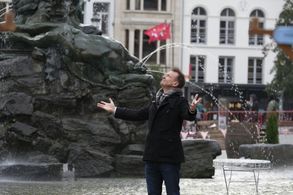 Phil Keoghan in The Amazing Race (2001)