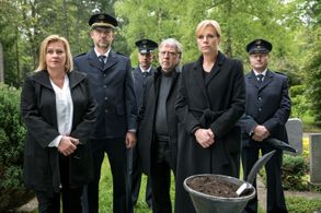 Peter Heinrich Brix, Petra Kleinert, Melanie Marschke, and Andreas Schmidt-Schaller in Leipzig Homicide (2001)