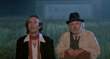 Roberto Benigni and Paolo Villaggio in The Voice of the Moon (1990)