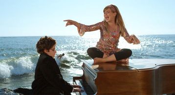 Pilar Martin and Rocco Riorentino in Standing Ovation (2010)