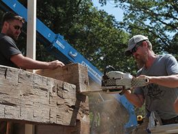 Mark Bowe and Graham Ferguson in Barnwood Builders (2013)