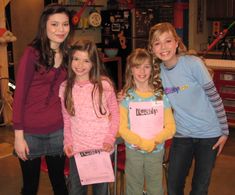 Jadin with Miranda Gosgrove and Jeanette McCurdy on the set of Nickelodean's 