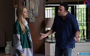 Ferit Aktug and Bade Iscil in Ufak Tefek Cinayetler (2017)