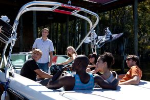 Joel David Moore, Sara Paxton, Alyssa Diaz, Dustin Milligan, Katharine McPhee, Sinqua Walls, and Chris Zylka in Shark Ni