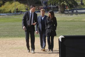 Robin Tunney, Simon Baker, and Owain Yeoman in The Mentalist (2008)