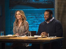 Jerome Bettis and Giada De Laurentiis in Beat Bobby Flay (2013)