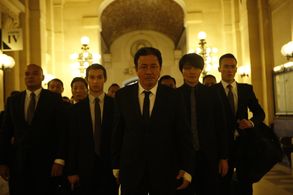 Choi Min-sik and Nicolas Phongpheth in Lucy (2014)