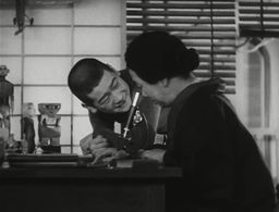 Masao Hayama and Ayako Katsuragi in The Brothers and Sisters of the Toda Family (1941)